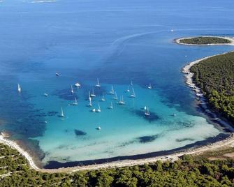 Apartments by the sea Verunic, Dugi otok - 8103 - Veli Rat - Beach