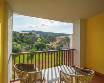 Felix Hotels - Residence Hotel Costa Serena - פאלאו - מרפסת