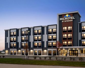 Microtel Inn & Suites by Wyndham Aurora - Aurora - Gebouw