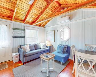 Charming cottage with outdoor pool, firepit, jetted bathtub, & partial AC - Kennebunk - Living room