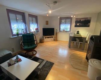 Newly furnished apartment close to the center suitable for 2-3 persons - Schonach im Schwarzwald - Huiskamer