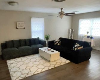 Charming Huge 3-bedroom Chicken Cottage - Woodward - Living room