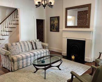 'Madison Manor I' by the River, Hot Tub, Downtown - Madison - Living room