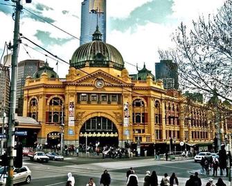 A Cozy 2br Apt With Yarra Views Free Parking - Melbourne - Building