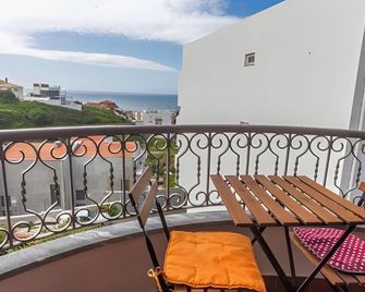Ericeira Chill Hill Hostel & Private Rooms - Peach Garden - Ericeira - Balcony