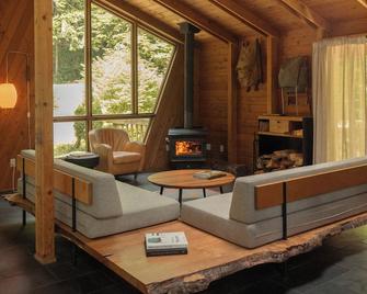 Canyon Creek Cabins: #1 - Granite Falls - Living room