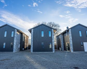 Jillylan Village Apartment - Cromwell - Building