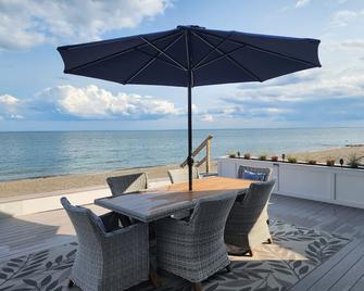 Beautiful home on private beach, sleeps 11! Bring your family and friends! - Fairfield
