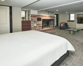 Cozy studio on 36 acres close to everything in Warwick - Chester - Bedroom