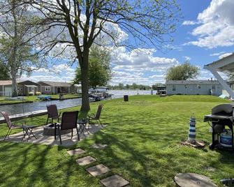 Sunset Lake House!the Best Of Family Time At The North Chain Of Lakes.Sleeps 8! - Coldwater - Patio
