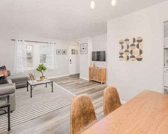 Minutes from Downtown, EAA, University - 3 bedroom - Oshkosh - Salle à manger