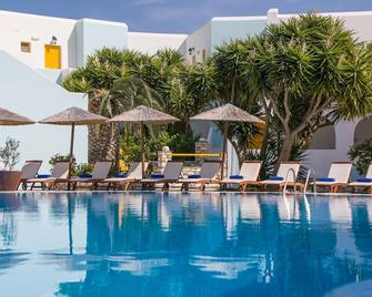 هوتل أستيراس بارادايس - ناوسا - حوض السباحة