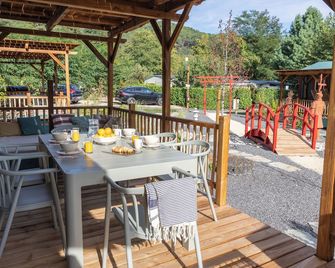 Camping Château de l'Hom - Les Plantiers - Patio