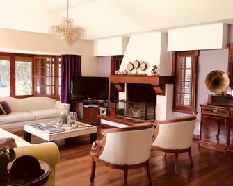 Hotel Aeropuerto Ezeiza Casa de MR - Monte Grande - Living room