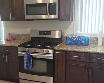 Glamorous Gem - South Gate - Kitchen