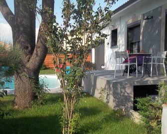 Chambre D'hote De Luxe Private Heated Pool Shower Room And Terrace Garden - קוניו - פטיו