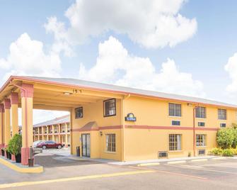 Days Inn & Suites by Wyndham Marshall - Marshall - Building