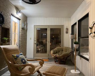 Brick Tudor Vacation Rental House Close To Lake Michigan And Downtown - Manitowoc - Living room