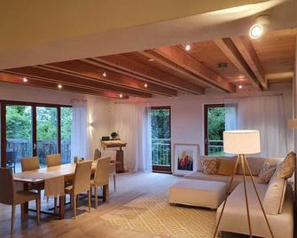 Stadtnahe Ferienwohnung für Naturliebhaber mit Blick Über die Donau - Donaustauf - Sala de estar