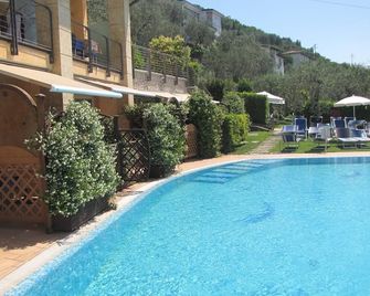 Residence Rosemary - Brenzone - Piscina