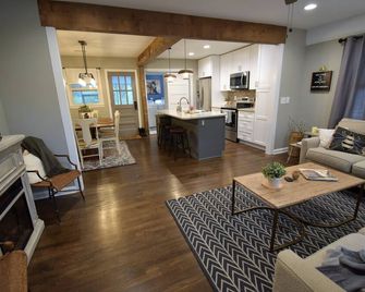 The Honeybee House North Atlanta Marietta Business or Family Travel Sleeps 1-6 - Marietta - Living room