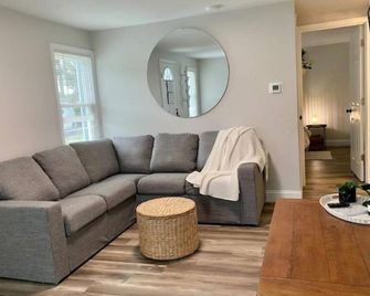 The Norfolk at Sheppard's Landing -spa shower/tub - Norfolk - Living room