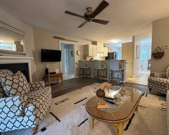 Hideaway - Southport - Living room