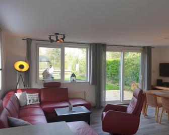 Cottage on the water in Holland with private dock - fishing vacation & more - Wervershoof - Sala de estar