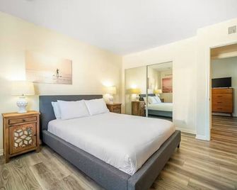 Charming Home Just Steps from the Beach 2 Bedroom, Private Back Patio, & Free WiFi - Newport Beach - Chambre
