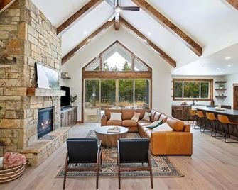 2 Masters/Hot Tub/Minutes To Lake/Tamarack/Firepit - Donnelly - Living room