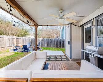Quiet&cozyhideneardomain,hottub,bbq, Firepit,patio, Desk - McNeil - Patio
