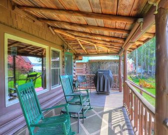 Haines Landing - 7 Spruce Street - shared waterfront on Mooselook - Oquossoc - Patio