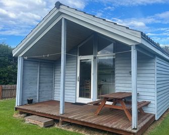 Løkken Family Camping & Guesthouse - Løkken - Innenhof