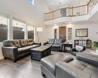 Westwing Retreat - Peoria - Living room