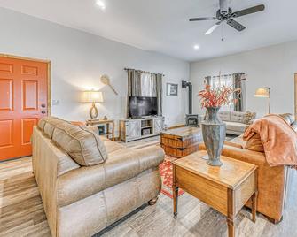 Modern Mtn Home w/ Sports Court, Near Alto Lake! - Alto - Sala de estar