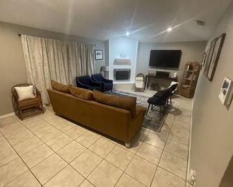4br Family Getaway, Pets Welcome, Self Check In! - Humble - Sala de estar