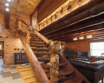 In The Heart Of Holmes County OH Charming 2-bedroom lodge/Cabin with AC and WiFi - Millersburg - Aufgang