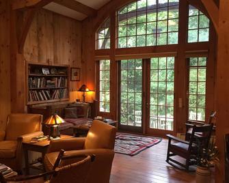 An elegant rustic home/lodge set on 20 acres and 45 miles from NYC - Putnam Valley - Living room