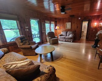 1660 Guest House; Waterfall, Creek, Large Deck, Fire Ring - Franklin - Вітальня