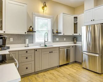 Walk Downtown Historic Home In Excelsior - Excelsior Springs - Kitchen