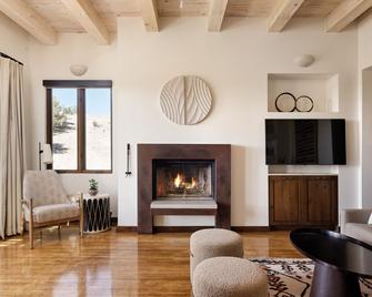فور سيزونز ريزورت رانشو إنكانتادوا سانتا - سانتا في - غرفة معيشة