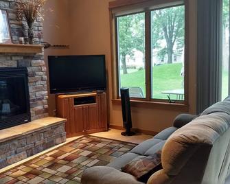 Sunset Bay Getaway - Beautiful Home, Sand Beach! - Isle - Sala de estar
