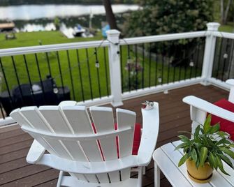 Beautiful Lakehouse getaway. Something for everyone for all seasons - Coventry - Balcony