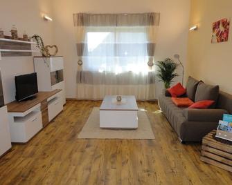 Gasthof Reiterstuben Apartment \'Ernst\' 55 m2 in a quiet rural location - Hüttenreute - Sala de estar