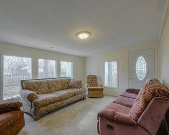 The Farmhouse in a Quiet Location Near the Metro - Blue Springs - Living room