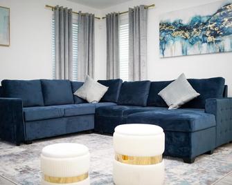 Luxury 4-bedroom house and WiFi near New Orleans - 斯萊德爾 - 客廳