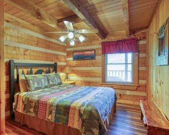 Bear Pause - 2 Bedrooms, 2 Baths, Sleeps 6 Cabin by RedAwning - Cosby - Bedroom