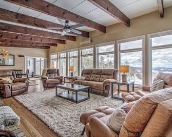 Amazing Views, Skiing Nearby and Amenities Galore! - Bellows Falls - Living room