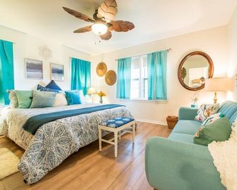 Geneva Beach House Geneva Suite Walk to Lake Shore Path Sleeps 6 Parking - Lake Geneva - Bedroom