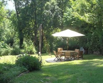 Homerez - House in Gembrie + Shared Pool - Gembrie - Patio